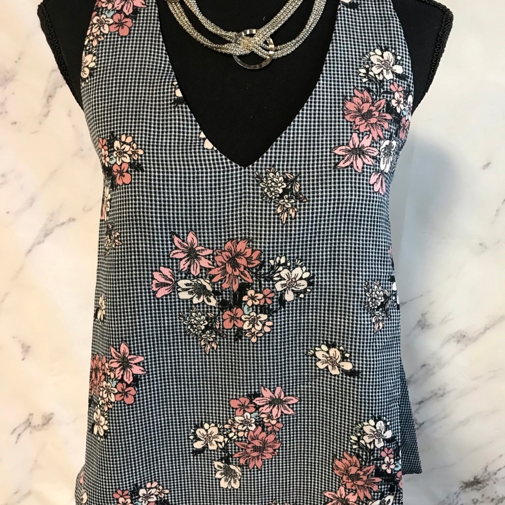 TODAY'S DEAL!! NAVY FLORAL SLEEVELESS TOP - Picture 3 of 8